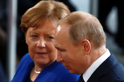 La canciller alemana Angela Merkel junto al presidente ruso Vladimir Putin (REUTERS/Michele Tantussi/archivo)