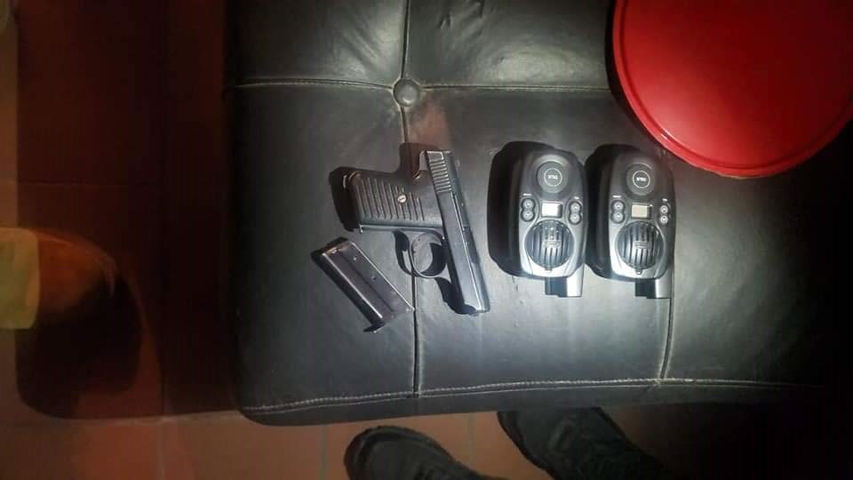 El arma de fuego encontrada en posesión de los aprehendidos. FOTO: Frecuencia Policial Cochabamba