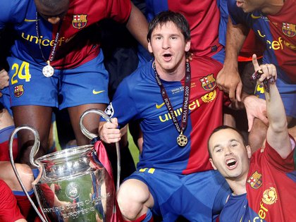 Lionel Messi, con el trofeo de la Champions League de la edición 2009, tras el triunfo ante el Manchester United en el estadio Olímpico de Roma (REUTERS/Albert Gea/File Photo)
