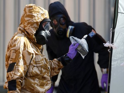 Los investigadores frente a la casa de dos personas envenenadas con el agente neurotóxico Novichok, en Amesbury, Reino Unido. REUTERS/Henry (Nicholls/archivo)