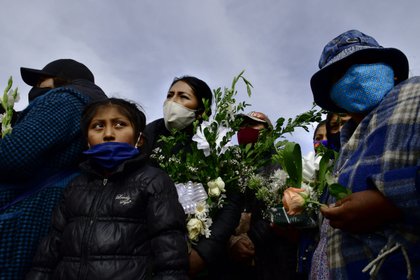 24/08/2020 Un grupo de personas asiste a un funeral celebrado en La Paz, oeste de Bolivia, en memoria de una víctima del nuevo coronavirus. POLITICA SUDAMÉRICA BOLIVIA LATINOAMÉRICA INTERNACIONAL CHRISTIAN LOMBARDI / ZUMA PRESS / CONTACTOPHOTO 