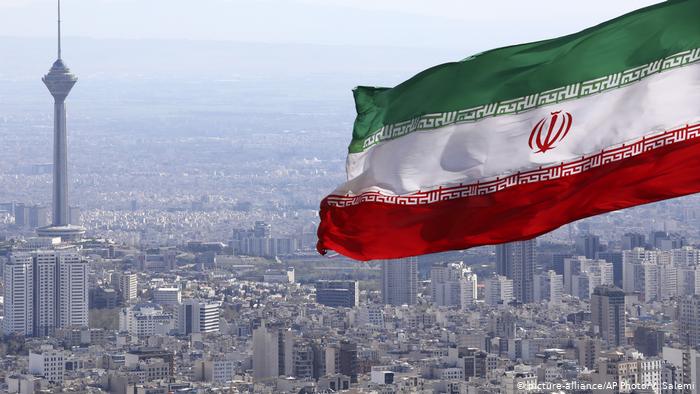 Iran Nationalflagge über Teheran (picture-alliance/AP Photo/V. Salemi)