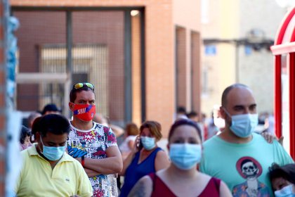La gente hace cola para someterse a una prueba de PCR en el centro de atención primaria de Coronel Palma en Móstoles, España, el 22 de agosto de 2020. REUTERS/Sergio Pérez