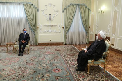 El presidente iraní Hassan Rohani se reúne con el director general del Organismo Internacional de Energía Atómica (OIEA), Rafael Grossi, en Teherán, Irán, el 26 de agosto de 2020 (Página web oficial del Presidente/Reuters)