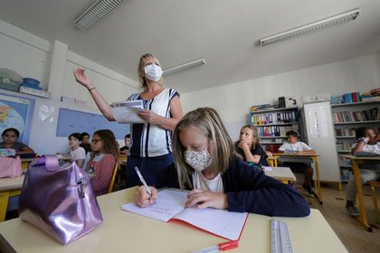 Una maestra con una máscara facial protectora enseña a los estudiantes en la escuela primaria Magnolias durante su reapertura en Niza, el 1 de septiembre de 2020. (REUTERS/Eric Gaillard)