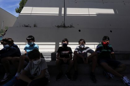 Alumnos con máscaras protectoras, se sientan en el patio del Colegio Henri Matisse (REUTERS/Eric Gaillard)