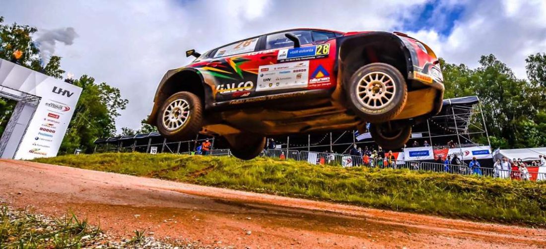 Espectacular salto del coche número 28 que conduce Marquito Bulacia. Foto: Prensa Marquito