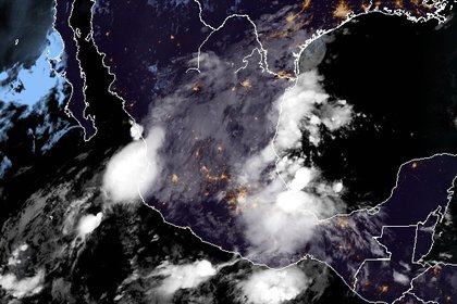 A la izquierda de la imagen, sobre las costas de Jalisco, se aprecia la dimensión de la tormenta tropical Julio (Foto: RAMMB/NOAA/GOES-16)