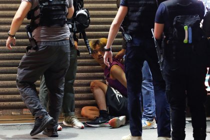 Arresto de un joven que participaba en las protestas (Reuters)