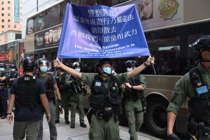 La policía despliega carteles para informar que la marcha no tiene autorización (EFE)