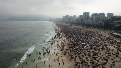 La gente visita la playa de Ipanema, en medio del brote de la enfermedad coronavirus (COVID-19), en Río de Janeiro, Brasil, el 6 de septiembre de 2020