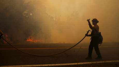 VIDEO: Bomberos avanzan entre las llamas para rescatar a gente atrapada en los incendios forestales de California