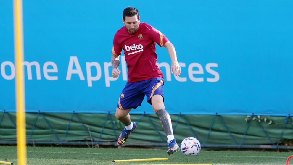 Leo Messi llega puntual a la ciudad deportiva del Barcelona