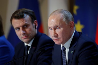 Emmanuel Macron y Vladimir Putin (REUTERS/Charles Platiau)