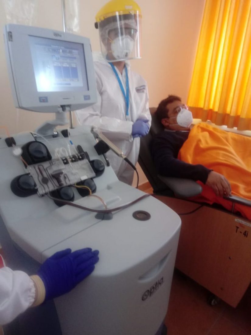 Primer donante de plasma con el equipo de aféresis en Tarija