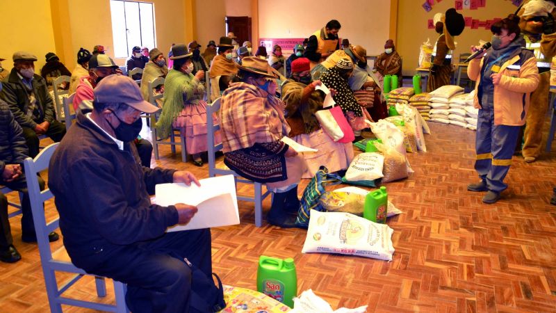 Alcaldía de El Alto entregó 625 canastas solidarias a adultos mayores