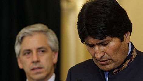 Desde su salida del Poder, Morales (der.) no vive en Bolivia