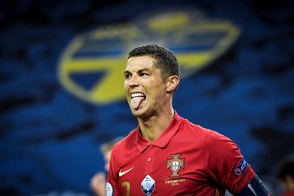 A sus 35 a&#241;os, a&#250;n no hay l&#237;mites aparentes para Cristiano Ronaldo, que devor&#243; otra marca con Portugal, por encima ya de los cien goles en su impresionante carrera tambi&#233;n con la selecci&#243;n; decisivo con un &#39;doblete&#39; para agrandar el pleno luso en la Liga de Naciones en su visita a Suecia (0-2). EFE/EPA/Janerik Henriksson/TT SWEDEN OUT 