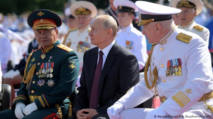 Russland | Tag der Marine | Putin kündigt Hyperschallwaffen für Kriegsschiffe an (Reuters/Sputnik/A. Druzhinin/Kremlin)