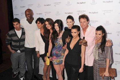 Robert Kardashian Jr., Lamar Odom, Kris Jenner, Khloe Kardashian, Kylie Jenner, Kendall Jenner, Kim Kardashian, Bruce Jenner y Kourtney Kardashian en 2011 (Shutterstock)