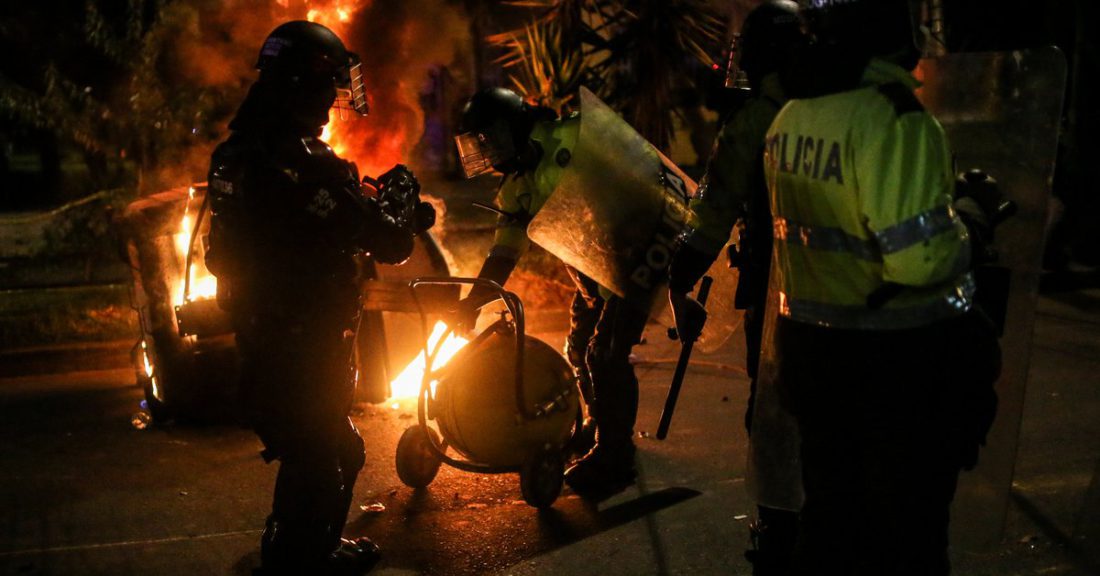 Otra noche de violencia en Colombia: los videos de los ataques a los Comandos de Acción Inmediata de la Policía - Infobae