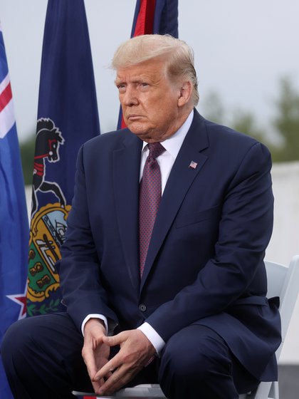 Donald Trump, sentado antes de dar su discurso de homenaje en Pensilvania (REUTERS/Jonathan Ernst)