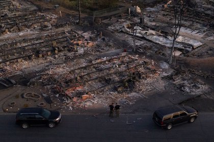 ARCHIVO FOTOGRÁFICO: Oficiales de seguridad inspeccionan el vecindario de Bear Lakes Estates que quedó devastado por el incendio de Almeda en Phoenix, Oregon, EE.UU., el 9 de septiembre de 2020. Imagen tomada con un drone (REUTERS/Adrees Latif)