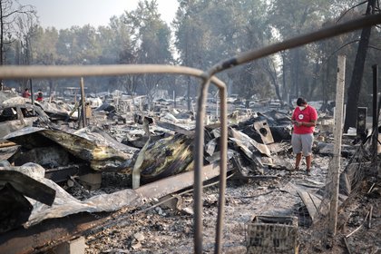 Un hombre inspecciona un vecindario después de que los incendios destruyeran una zona de Phoenix, Oregon, el 10 de septiembre de 2020 (REUTERS/Carlos Barria)