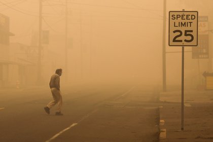 Un hombre camina por una calle de Molalla, Oregon, donde unos 10.000 residentes fueron evacuados mientras el fuego continúa el 11 de septiembre de 2020 (REUTERS/Carlos Barria)