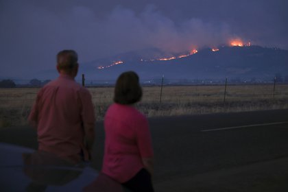 Residentes miran el humo y el fuego sobre una colina durante los incendios forestales cerca de la ciudad de Medford, Oregon, el 9 de septiembre de 2020. REUTERS/Carlos Barria