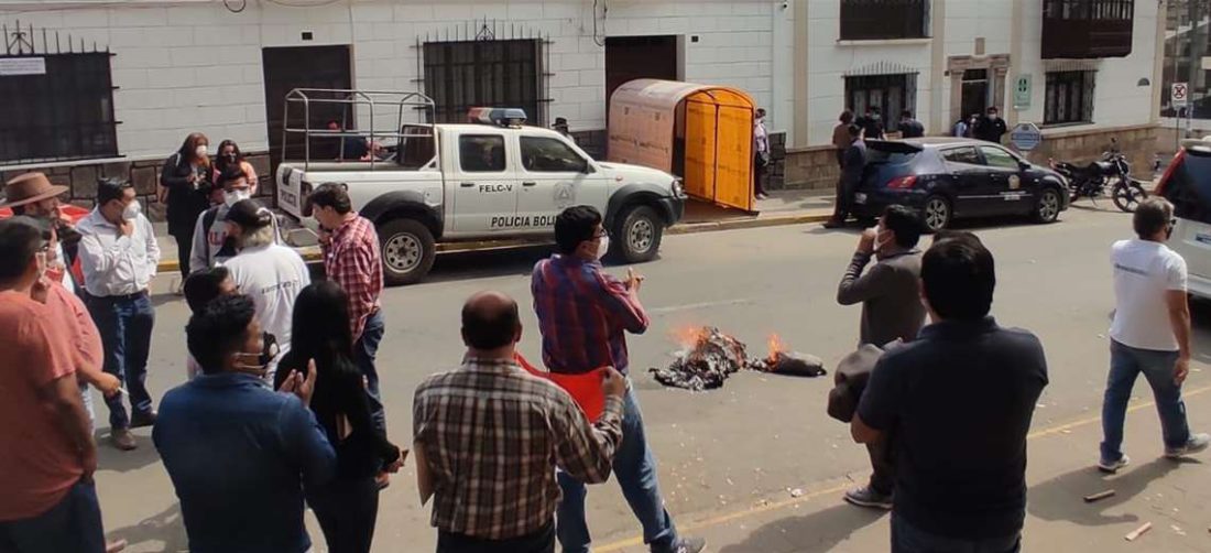 Un grupo de cívicos quema un muñeco en puertas de la Fiscalía (Foto: Comité Cívico) 