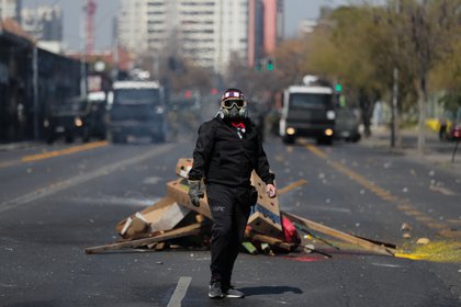 Un manifestante durante los incidentes en Chile, a 47 años del Golpe Militar. REUTERS/Ivan Alvarado