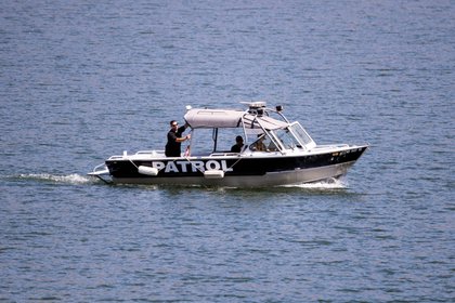 Uno de los barcos que participó de la búsqueda del cuerpo de la actriz estadounidense Naya Rivera en el lago Piru este 10 de julio de 2020. EFE/EPA/ETIENNE LAURENT 