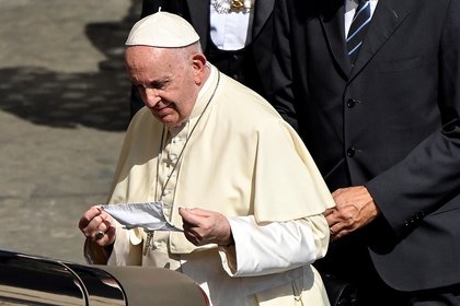 El Papa con barbijo en mano (EFE/EPA/RICCARDO ANTIMIANI)