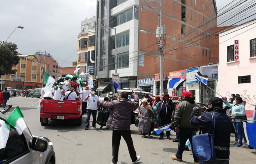 Militantes del MAS atacan y corretean caravana de Chi Hyun Chung en El Alto