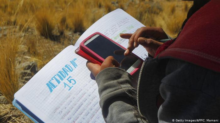 Peru | Kinder besuchen Online-Unterricht auf einem Berg um besseren Mobilfunkempfang zu erhalten (Getty Images/AFP/C. Mamani)