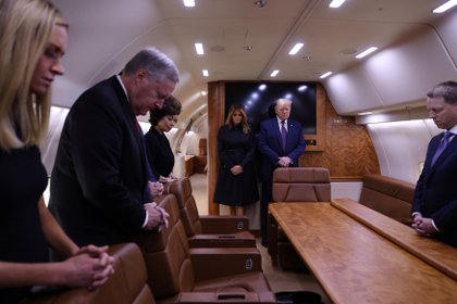 El presidente estadounidense Donald Trump, su esposa Melania y una comitiva guardan un minuto de silencio a bordo del Air Force One, en camino a los actos conmemorativos por el ataque terrorista de 11 de septiembre de 2001 en Nueva York (REUTERS/Jonathan Ernst)