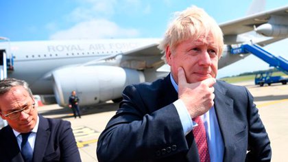 El primer ministro del Reino Unido, Boris Johnson, tras descender del RAF voyager