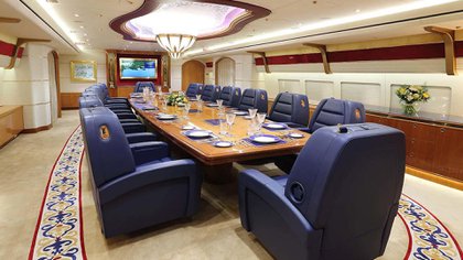 El salón comedor en el Boeing 747-8 BBJ del emir de qatar