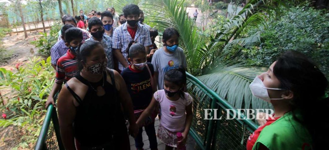 Las familias acudieron en gran cantidad al zoológico. FOTO: Jorge Ibáñez