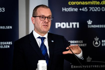 El director europeo de la OMS, Hans Kluge, informa sobre el manejo danés del coronavirus durante una reunión de prensa en Eigtveds Pakhus, Copenhague, Dinamarca, el 27 de marzo de 2020. (Ida Guldbaek Arentsen / Ritzau Scanpix via REUTERS)