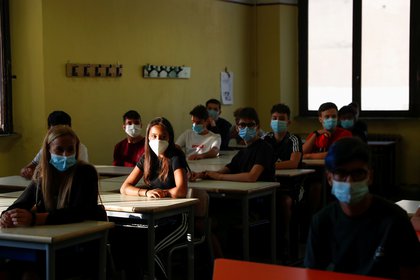 El riesgo aumenta debido la conjunción de la vuelta a los colegios, la temporada de gripe y la mayor mortalidad de los ancianos durante el invierno, según la OMS. En la foto, el primer día de clase en una escuela secundaria de Roma (REUTERS/Yara Nardi)