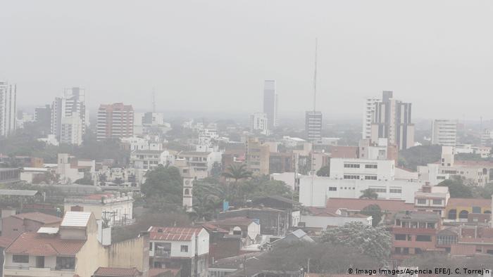 El humo llega a la ciudad de Santa Cruz (Imago Images/Agencia EFE/J. C. Torrej'n)