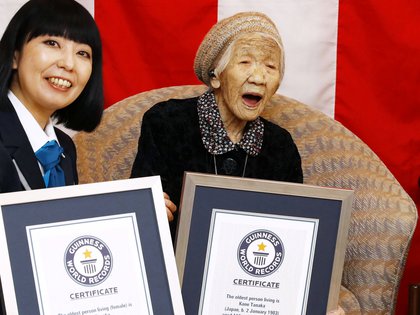 Kane Tanaka, una japonesa de 116 años, celebra durante una ceremonia para reconocerla como la persona más anciana del mundo y la mujer más anciana del mundo según los récords mundiales Guinness en Fukuoka, Japón, el 9 de marzo de 2019. (Kyodo / vía REUTERS)