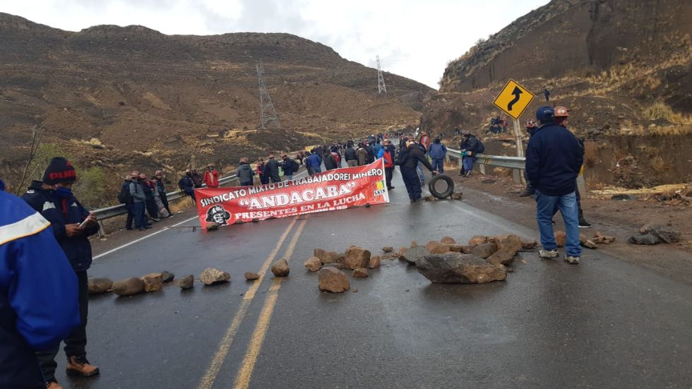 Los mineros bloquean la carretera.