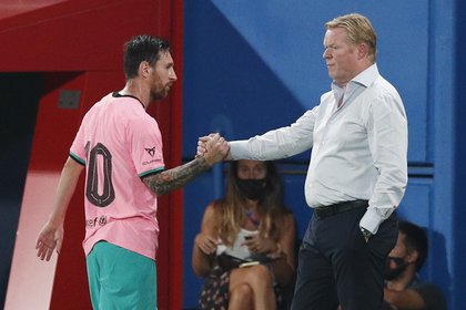 El saludo ¿frío? ¿protocolar? de Messi y Koeman cuando el entrenador decidió reemplazarlo por Dembelé (REUTERS/Albert Gea)