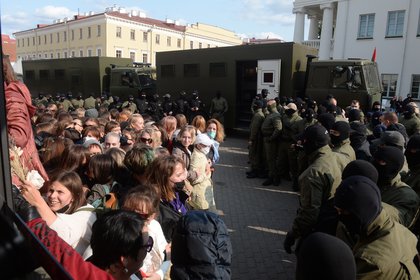 Decena de manifestantes detenidos en marcha de mujeres en Minsk (EFE/EPA/STR) 