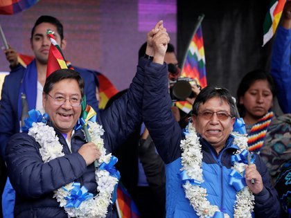 Luis Arce y David Choquehuanca en un acto de campaña en La Paz el 8 de febrero de 2020 (REUTERS/David Mercado)