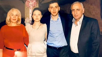 Malkhaz Dzhavoev, en el centro junto a su esposa el día de su casamiento (@Rossiya1)