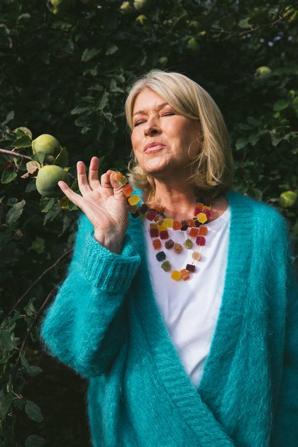 Martha Stewart, quien le ha dado su nombre a una nueva línea de productos de CBD, lleva un collar hecho en casa de gomitas de CDB, en Katonah, Nueva York, el 15 de septiembre de 2020. (Celeste Sloman/The New York Times).
